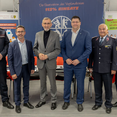 Bild vergr&ouml;&szlig;ern: Die Feuerwehren des Vogtlandkreises im Dialog.