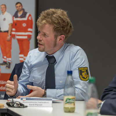Bild vergr&ouml;&szlig;ern: Kreisbrandmeister Gerd P&uuml;rzel im Dialog.
