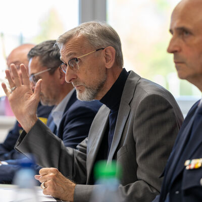 Bild vergr&ouml;&szlig;ern: Staatsminister Armin Schuster im Gespr&auml;ch.